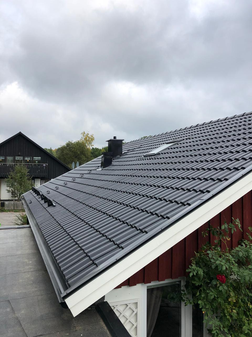 Takläggning med klickplåt, pannplåt och plegel